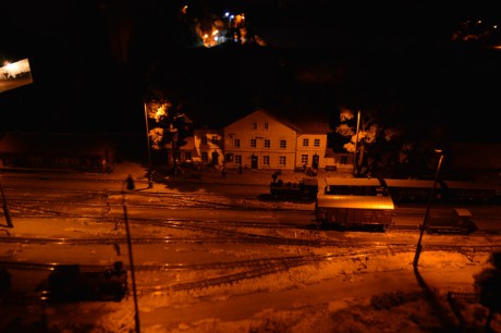 staniční budova v Heřmanicích v noci